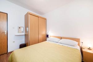 ein Schlafzimmer mit einem großen Bett und einem Holzschrank in der Unterkunft VELA in Sevid