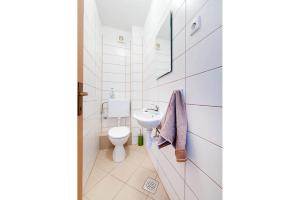 ein weißes Badezimmer mit Waschbecken und Toilette in der Unterkunft VELA in Sevid + 30 Fotos