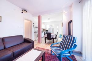 ein Wohnzimmer mit einer Couch und zwei Sesseln in der Unterkunft VELA in Sevid