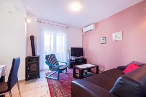ein Wohnzimmer mit einer Couch und einem Sessel und einem Fernseher in der Unterkunft VELA in Sevid