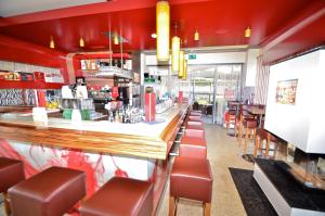 מסעדה או מקום אחר לאכול בו ב-G.H. Knoll "Proellhofer" Cafe Bar Hills