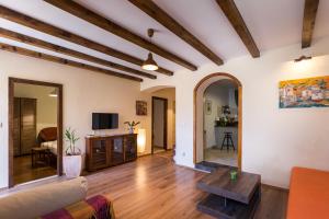 uma sala de estar com um sofá e uma mesa em Apartment Hladilo "Nostalgia" em Dubrovnik