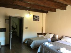 Habitación de hotel con 2 camas y escalera en B&B Nonna Maria, en Lamezia Terme
