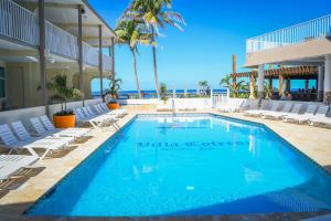 - une piscine avec chaises longues et un complexe dans l'établissement Villa Cofresi, à Rincon