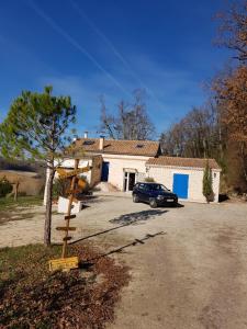 un coche aparcado frente a una casa en Taillefer en Saint Paul de Loubressac