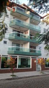 un bâtiment avec des balcons sur le côté dans l'établissement Praia do Forte: 5 min a pé, à Cabo Frio