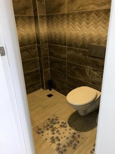 La salle de bains est pourvue d'une douche et de toilettes. dans l'établissement Ada Residence, à Kahramanmaraş