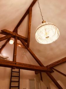 una lámpara de araña colgando del techo de una habitación en Charmantes Loft mit ganz besonderem Flair, en Friedrichshafen