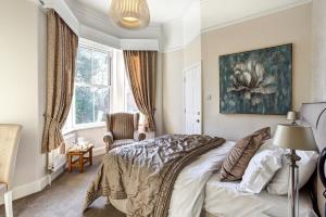 Postel nebo postele na pokoji v ubytování Alexandra Court Hotel