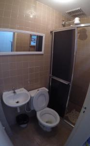 une salle de bains avec toilettes et lavabo dans l'établissement Praia do Forte: 5 min a pé, à Cabo Frio 4 autres photos