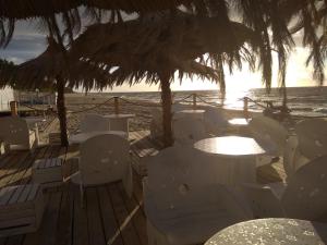 a group of tables and chairs on the beach at Leśny Zakątek Sztutowo in Sztutowo