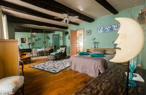 una camera con due letti e un soggiorno di la maison d'idylle a Combourg