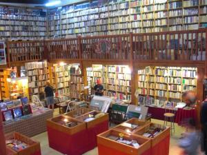 a large library with many shelves of books at Bateau Mariance in Ginestas