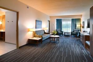 une chambre d'hôtel avec un canapé et une table dans l'établissement Tioga Downs Casino and Resort, à Nichols