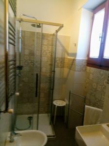 アルベロベッロにあるB&B Cenzinaのシャワーと洗面台付きのバスルーム