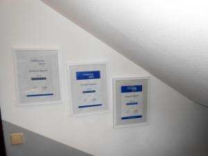 Sertifikat, penghargaan, tanda, atau dokumen yang dipajang di Gästehaus Vigliarolo