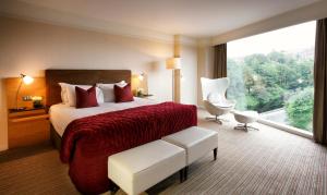 Uma cama ou camas num quarto em The River Lee Hotel a member of The Doyle Collection
