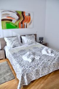 a bedroom with a bed with a painting on the wall at Amora Villa - Vilamoura in Vilamoura +47 photos