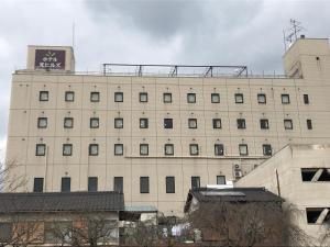 Un bâtiment avec un panneau en haut dans l'établissement Hotel Hikari Hills, à Shunan