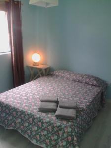 1 dormitorio con 1 cama con toallas en Casa do Baixio en Faja Grande