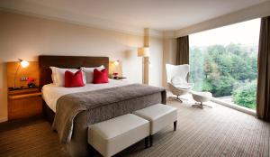 Uma cama ou camas num quarto em The River Lee Hotel a member of The Doyle Collection