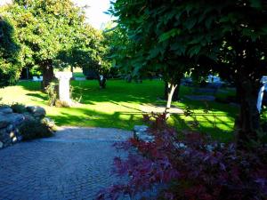 Aed väljaspool majutusasutust Villa Garni Gardenia