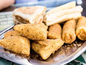 einen Teller Essen mit einem Sandwich und Brot in der Unterkunft Angel Villa in Beruwala