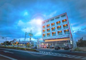 un gran edificio al lado de una calle en Kending Kaying Hotel en Hengchun Old Town