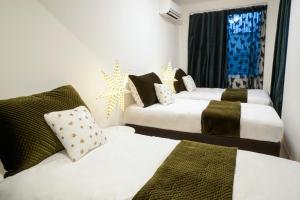 Postel nebo postele na pokoji v ubytování Blue Empire Hotel