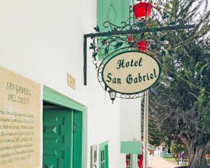 Hotel San Gabriel في El Cocuy: لافته لفندق سان غرجريو على مبنى