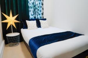 Postel nebo postele na pokoji v ubytování Blue Empire Hotel