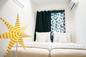 Postel nebo postele na pokoji v ubytování Blue Empire Hotel