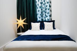 Postel nebo postele na pokoji v ubytování Blue Empire Hotel