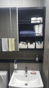 ein Badezimmer mit einem weißen Waschbecken und Handtüchern in der Unterkunft Nadree House 2 in Sokcho