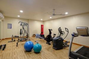 un gimnasio con equipamiento de ejercicio en una habitación en Pakse hotel & Restaurant en Pakse