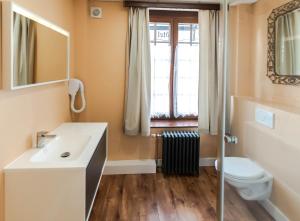 La salle de bains est pourvue d'un lavabo, de toilettes et d'une fenêtre. dans l'établissement Hotel Des Ardennes, à Verviers