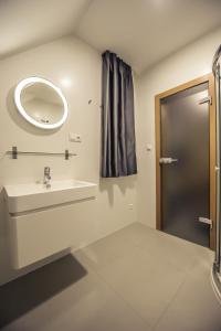 Et badeværelse på Apartmán Zajko + 22 billeder