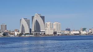 mit Blick auf die Stadt vom Wasser aus mit Gebäuden in der Unterkunft Nadree House 2 in Sokcho