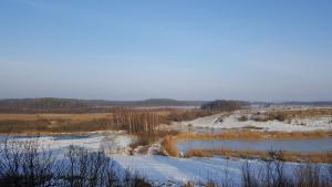 een rivier in een veld met sneeuw op de grond bij Wyskok 1 - dom z widokiem in Srokowo