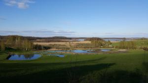 uma vista para um campo de golfe com duas lagoas em Wyskok 1 - dom z widokiem em Srokowo