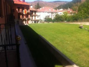 vistas a un campo verde desde un edificio en apartamento el mirador en Ezcaray
