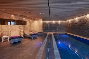 a swimming pool in a room with a swimming pool at Hotel Appartement Roggal in Lech am Arlberg