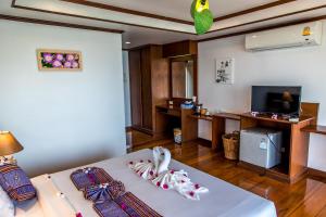 Zama Resort Koh Phangan的电视和/或娱乐中心