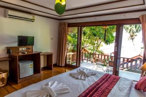 TV a/nebo společenská místnost v ubytování Zama Resort Koh Phangan
