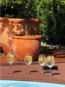 Nápoje v ubytovaní Bonita villa pareada con piscina privada