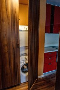 um armário com uma máquina de lavar roupa e uma máquina de lavar roupa em Tenerra Lux Apartment em Varna City