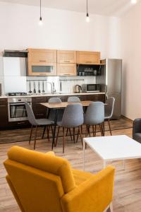 een keuken met een tafel en stoelen in een kamer bij WONDER CRACOW in Krakau