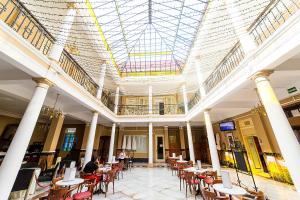 Reštaurácia alebo iné gastronomické zariadenie v ubytovaní Hotel Aguere