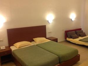 una camera d'albergo con due letti e un divano di Dar Khayam a Hammamet