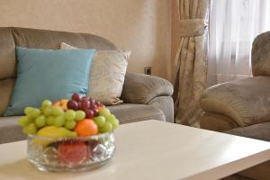 uma taça de fruta numa mesa numa sala de estar em Spa Hotel Armira em Starozagorski Bani